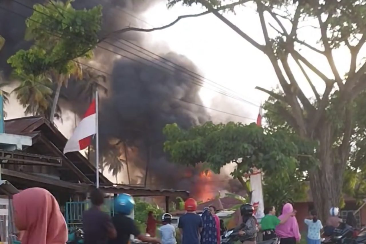 Rumah Penampungan BBM terbakar hebat di Ampana, beberapa rumah warga ludes terbakar.